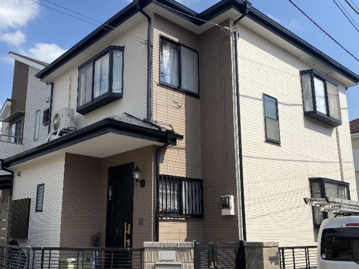 松戸市馬橋にて築17年サイディング外壁へ「パーフェクトトップで塗装工事+シーリング打ち替え工事」を行い美観と耐久性回復